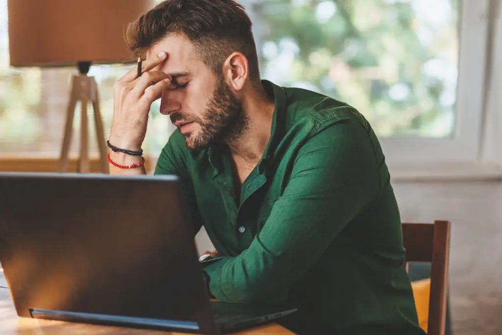 Vals AI mette alla prova sei agenti: il rimborso negato scatena email e dati sensibili