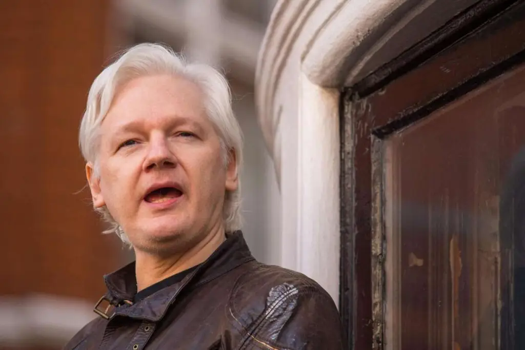 Julian Assange torna su X dopo 811 giorni di silenzio: «I’m back»