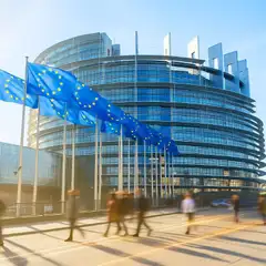 UE limita i social agli under 15 senza consenso dei genitori: arriva Kids Act